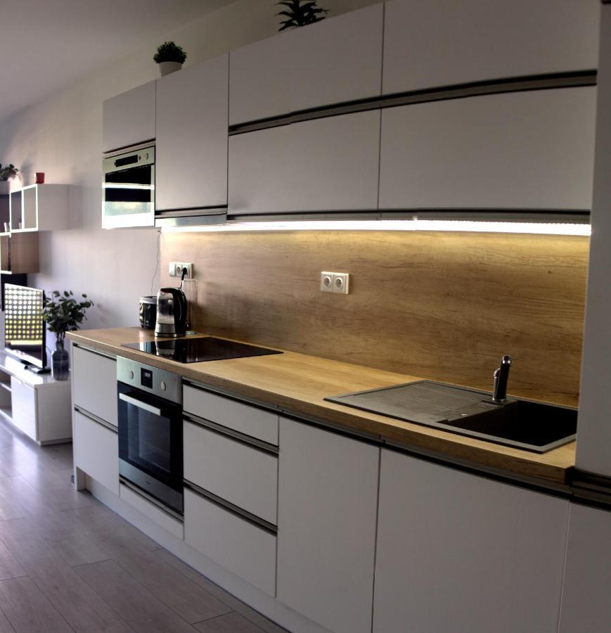 New 1 Bdr, W/private Parking Apartment *